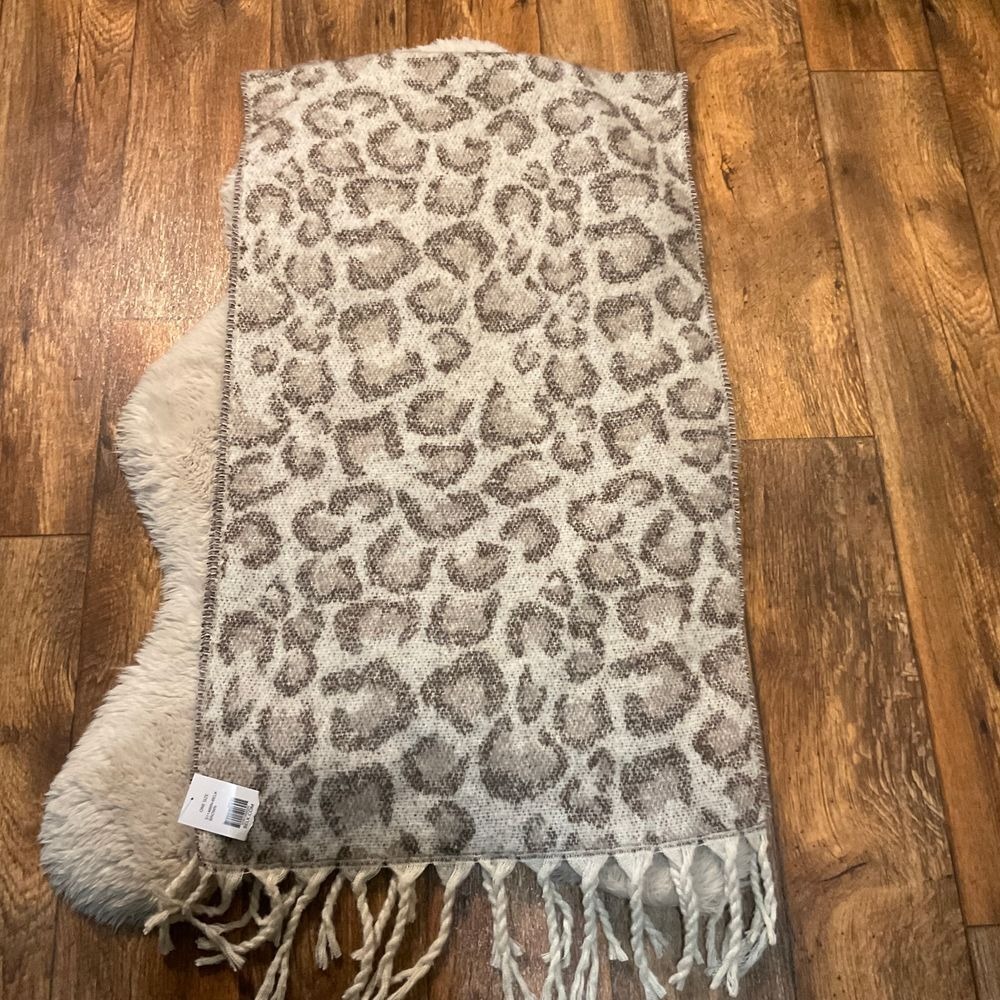 New Directions Scarf Leopard Blanket Boucle Soft Warm Cozy 21x72"